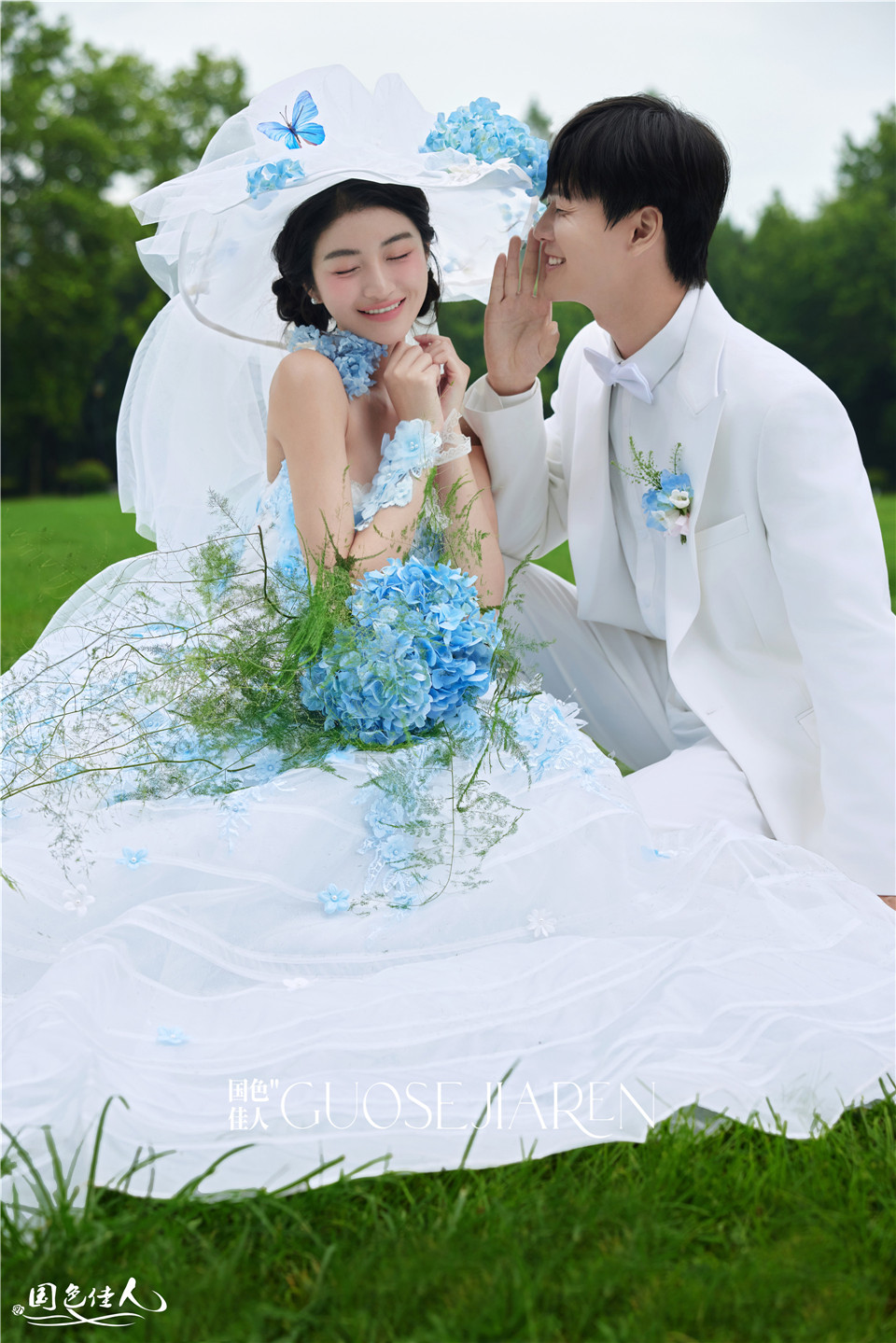 清新草坪婚纱照厦门婚纱摄影