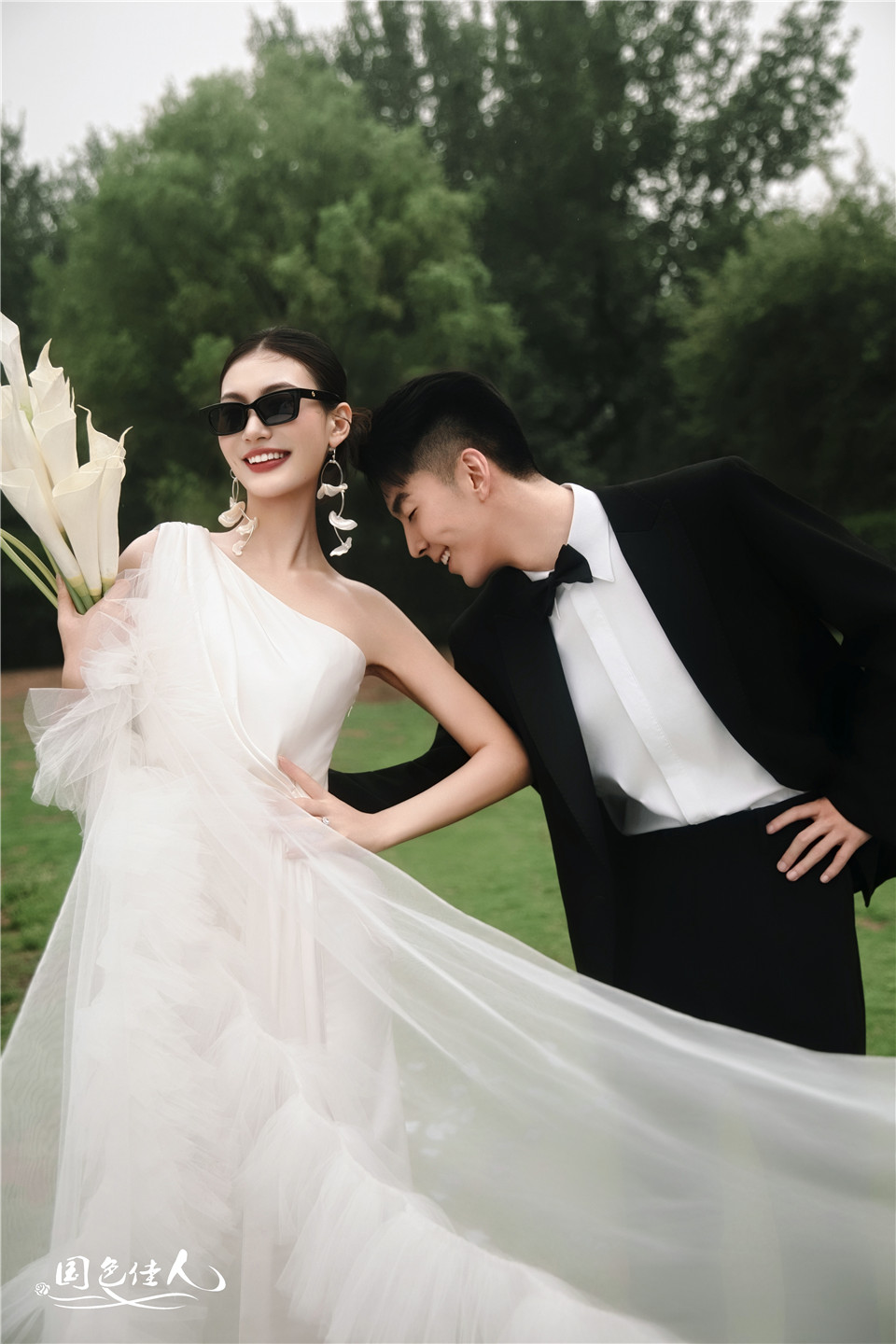 厦门旅拍森系草坪婚纱照_国色佳人婚纱摄影全力